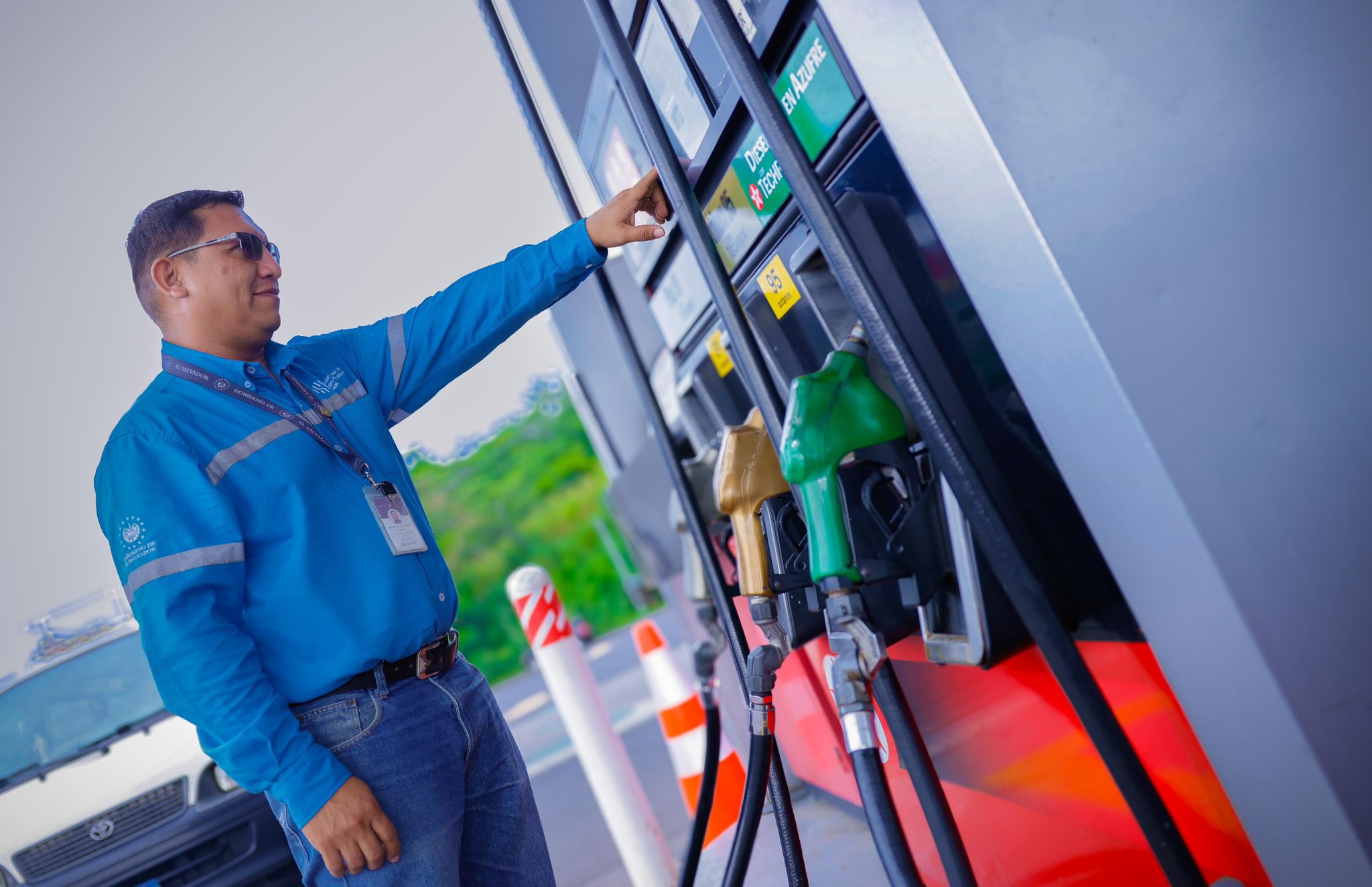 El Salvador sigue manteniendo los precios más bajos de los combustibles en Centroamérica