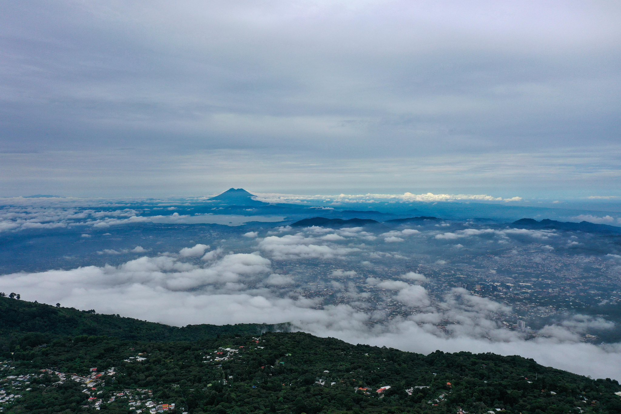 Temperaturas de 38° C y lluvias para este lunes en El Salvador