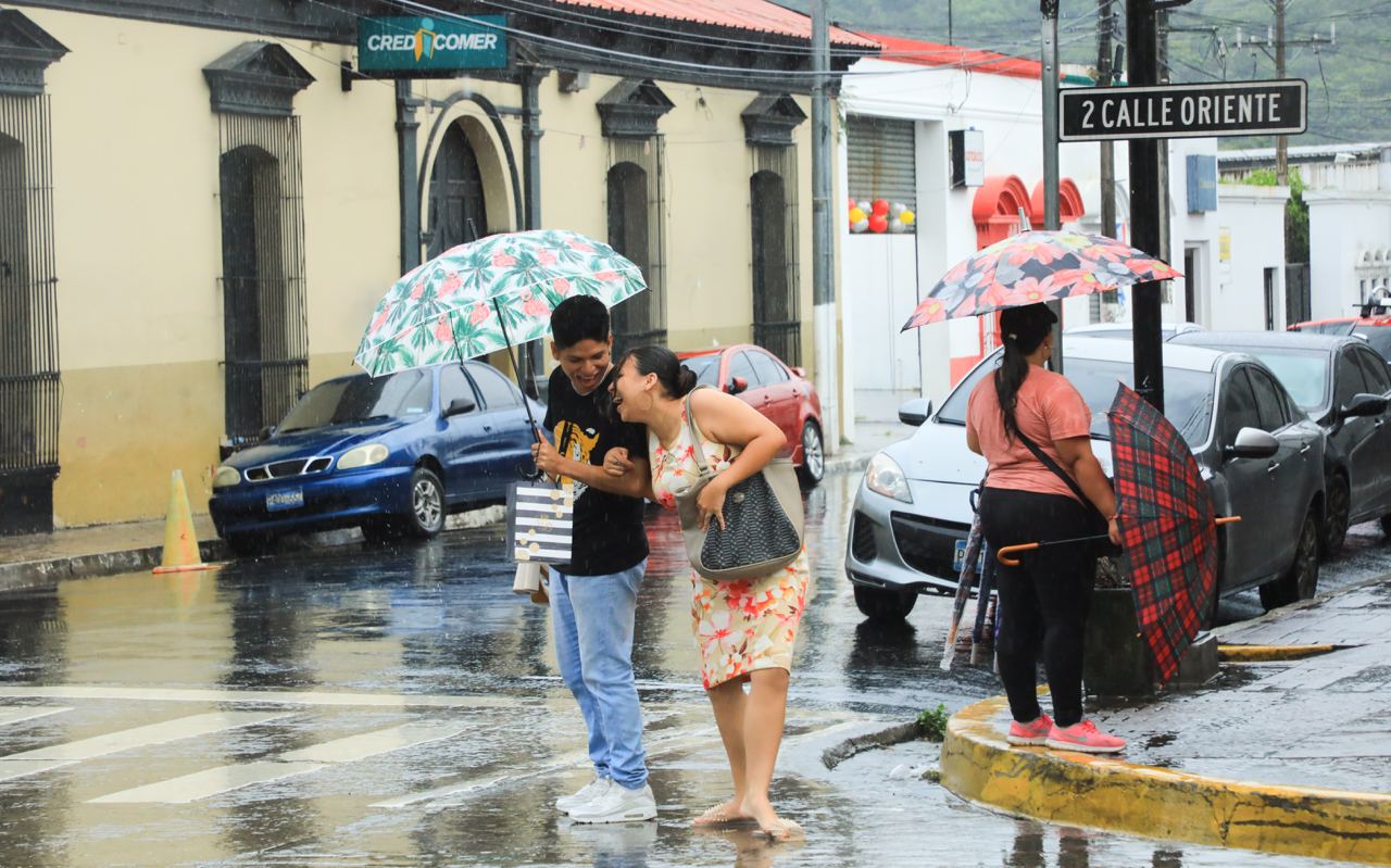El MARN prevé lluvias con actividad eléctrica y ambiente cálido para este día