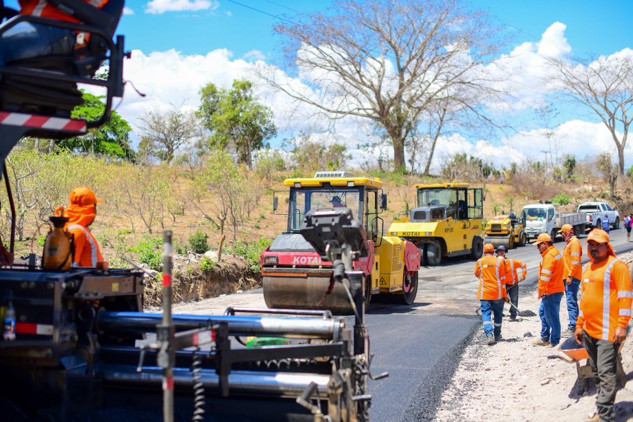 La pavimentación de la calle al cantón Los Toles, en Ahuachapán, registra un avance del 60 %