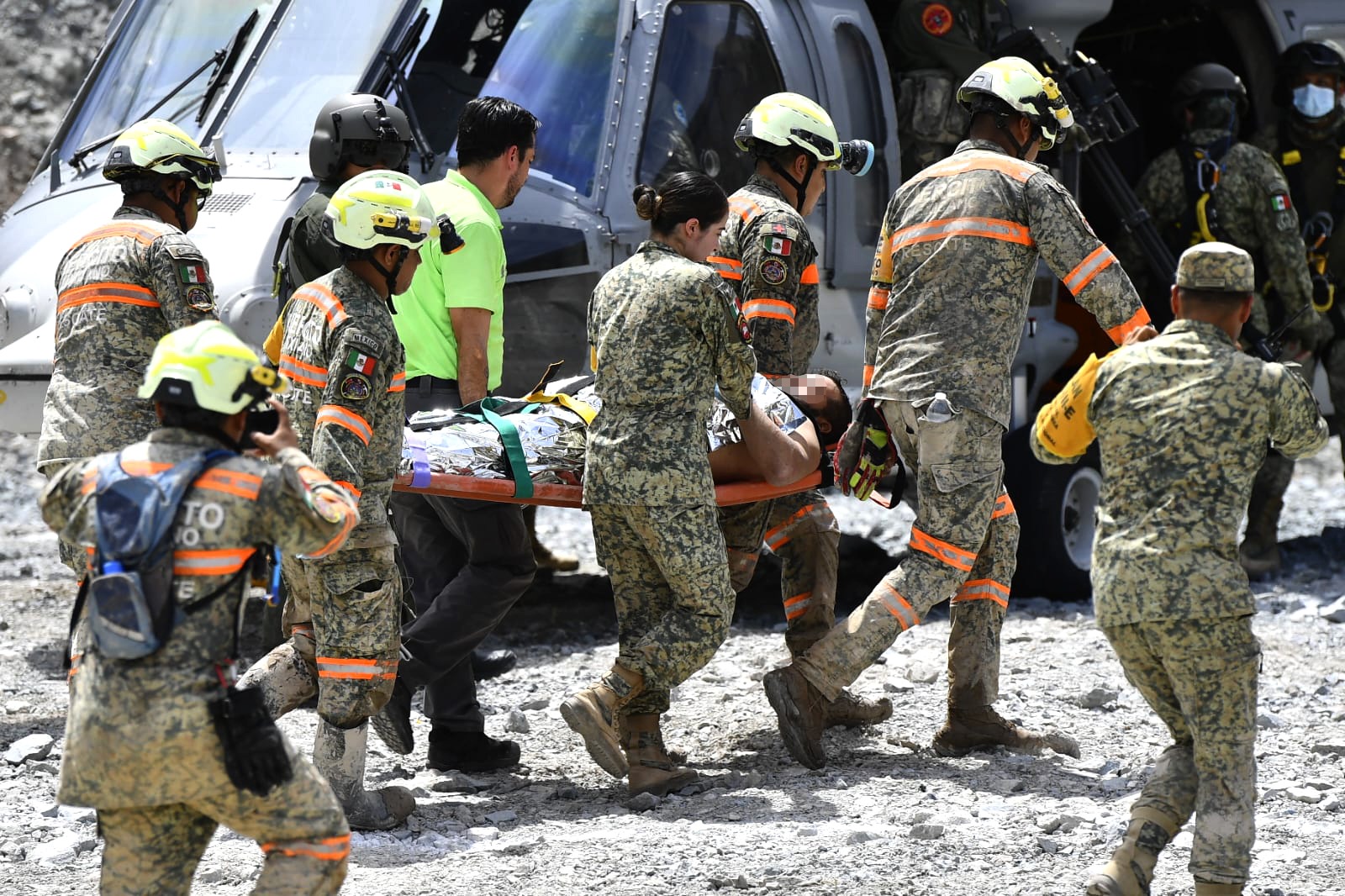 Rescatan con vida a minero tras dos semanas atrapado en derrumbe en México