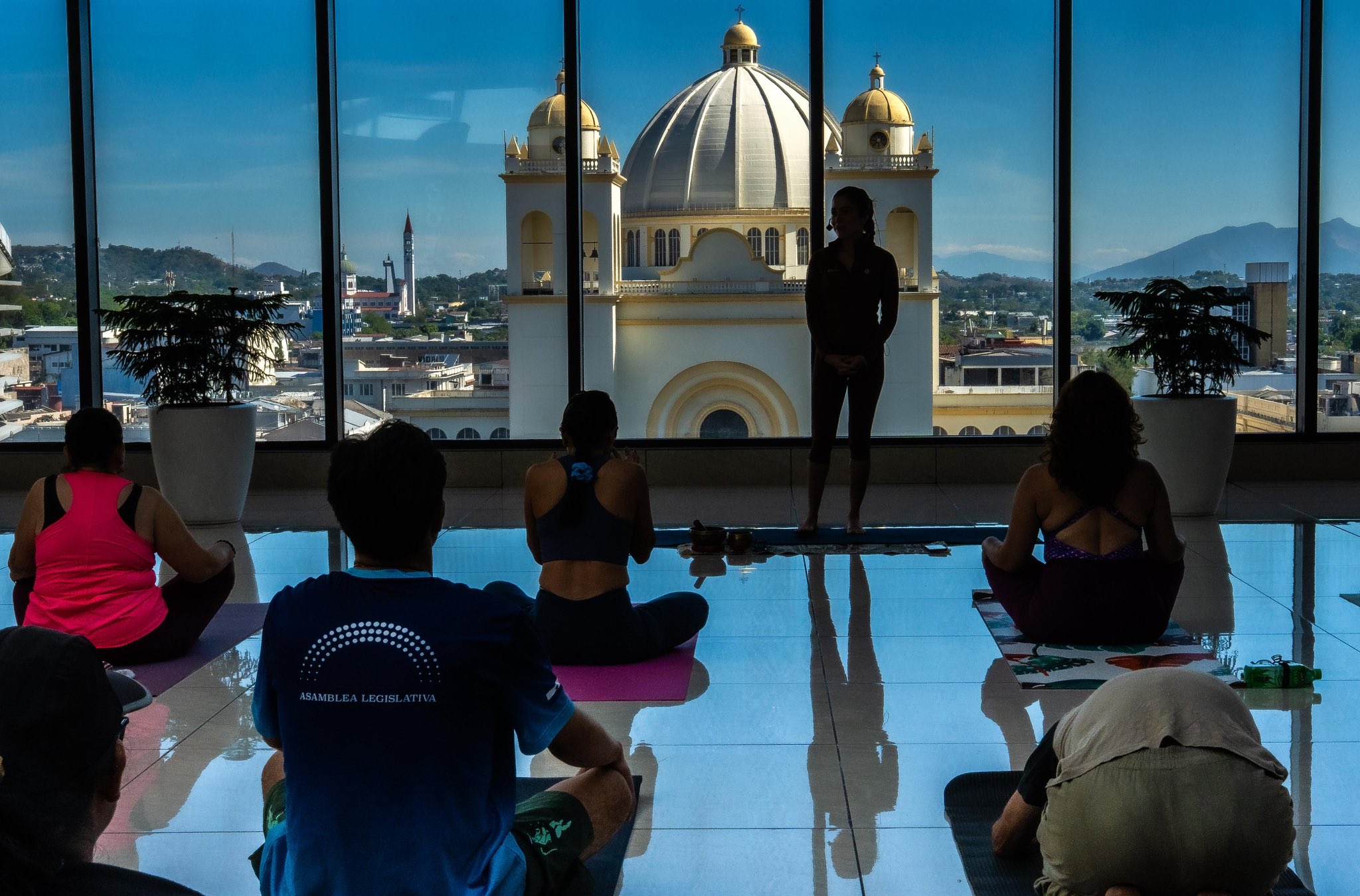 Turistas practican yoga en el Centro Histórico de San Salvador
