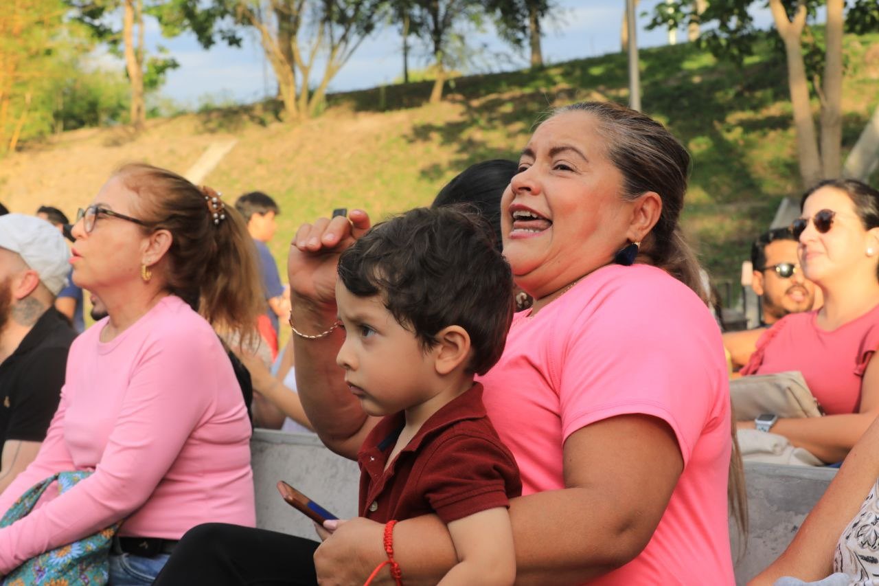 Madre de bailarín de los Hermanos Flores lo vio desde el cine al aire libre en El Salvador