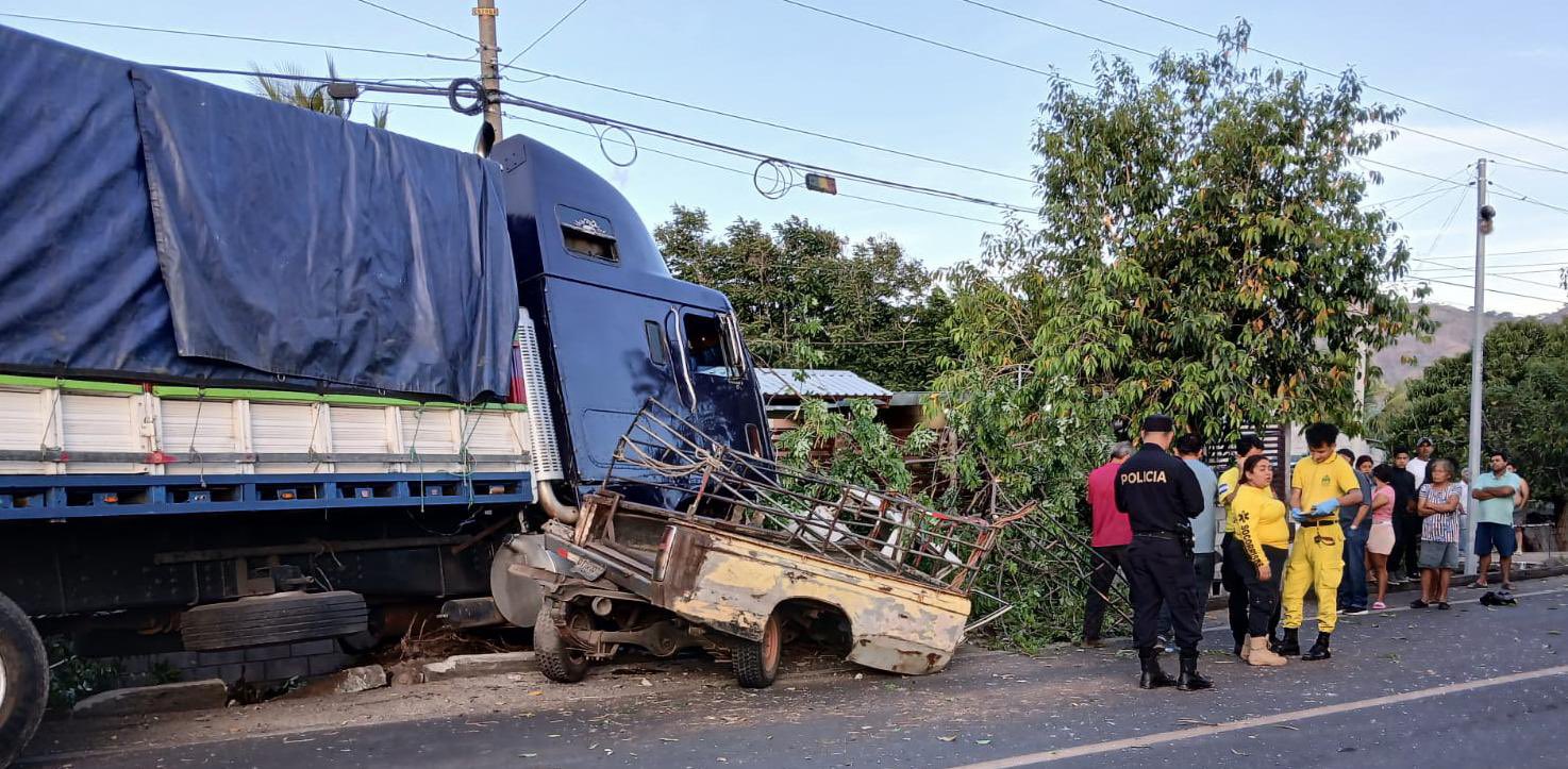 Fallece conductor de pick up tras colisionar con camión en el occidente de El Salvador