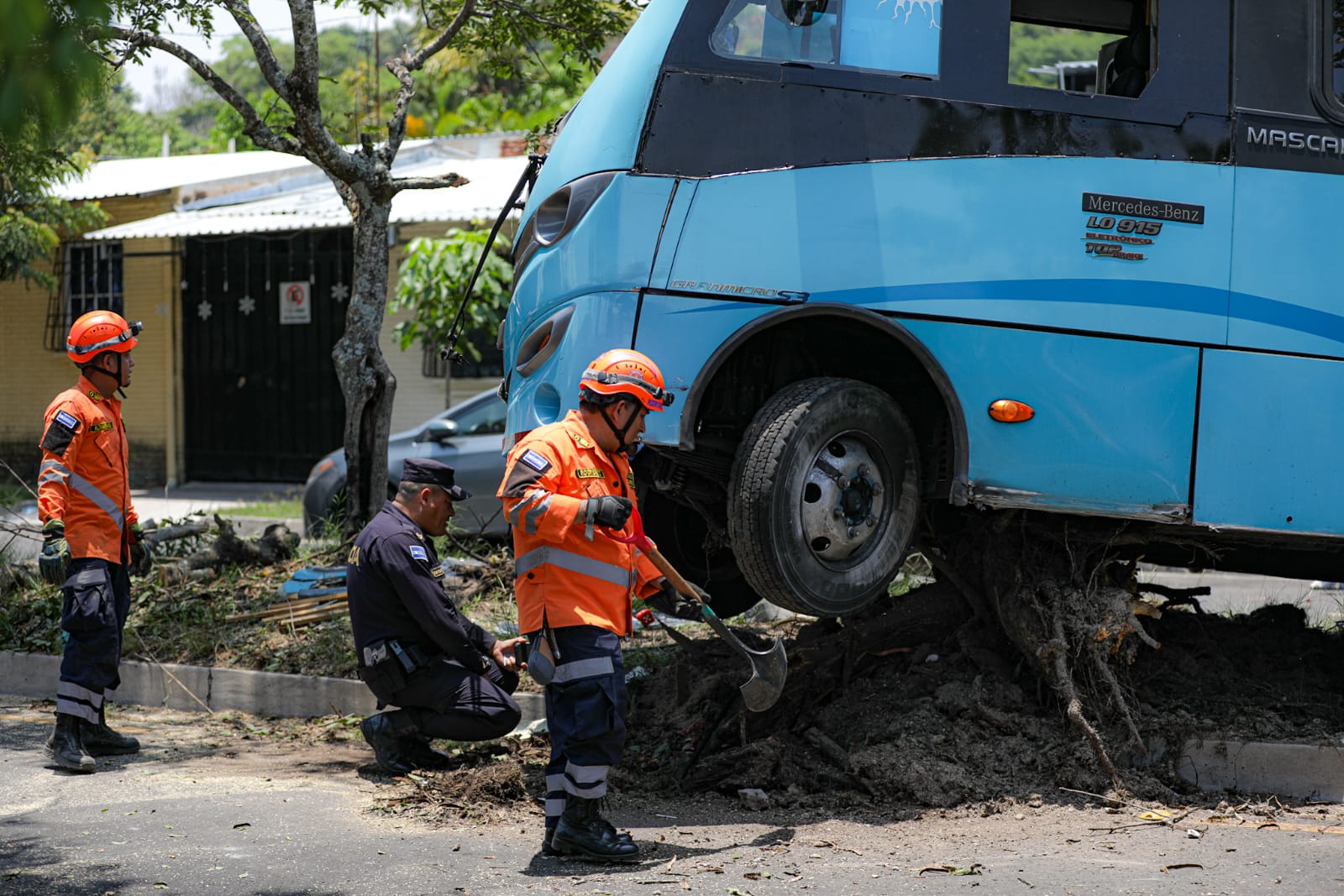 Autobús pierde el control y colisiona con dos vehículos en San Martín