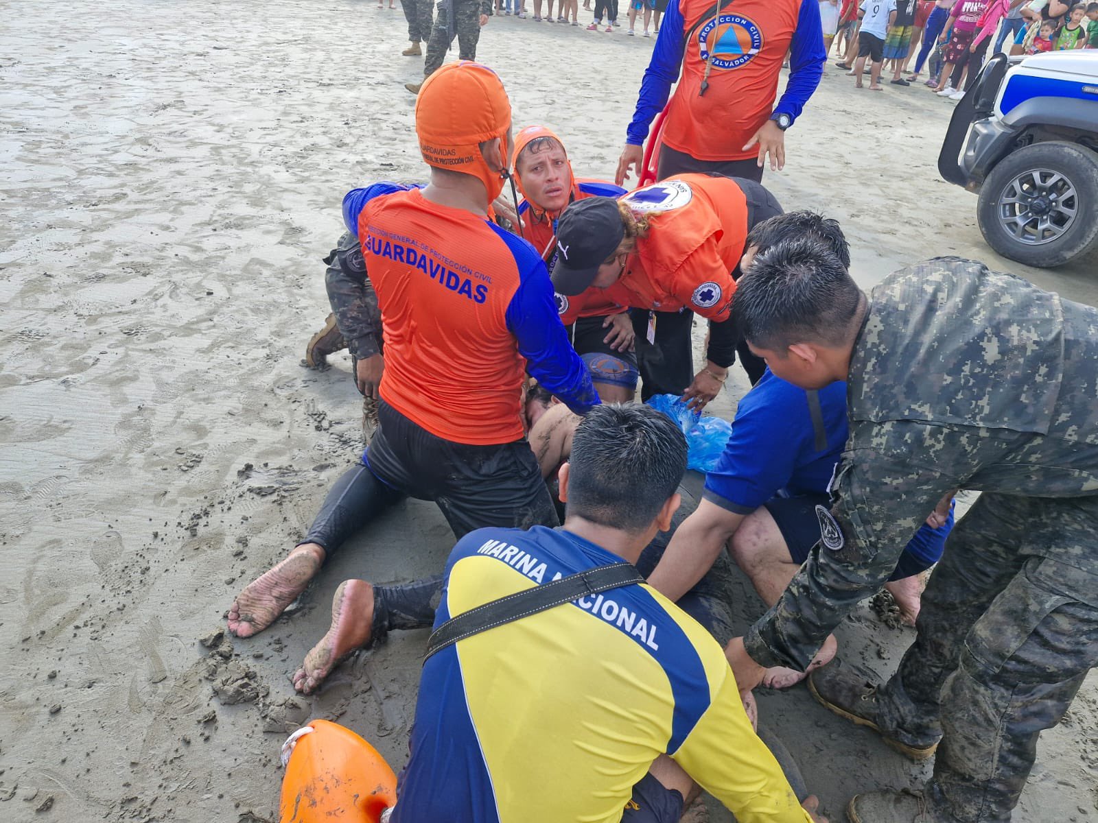Rescatan a 11 personas tras vuelco de embarcación turística en playa El Cuco