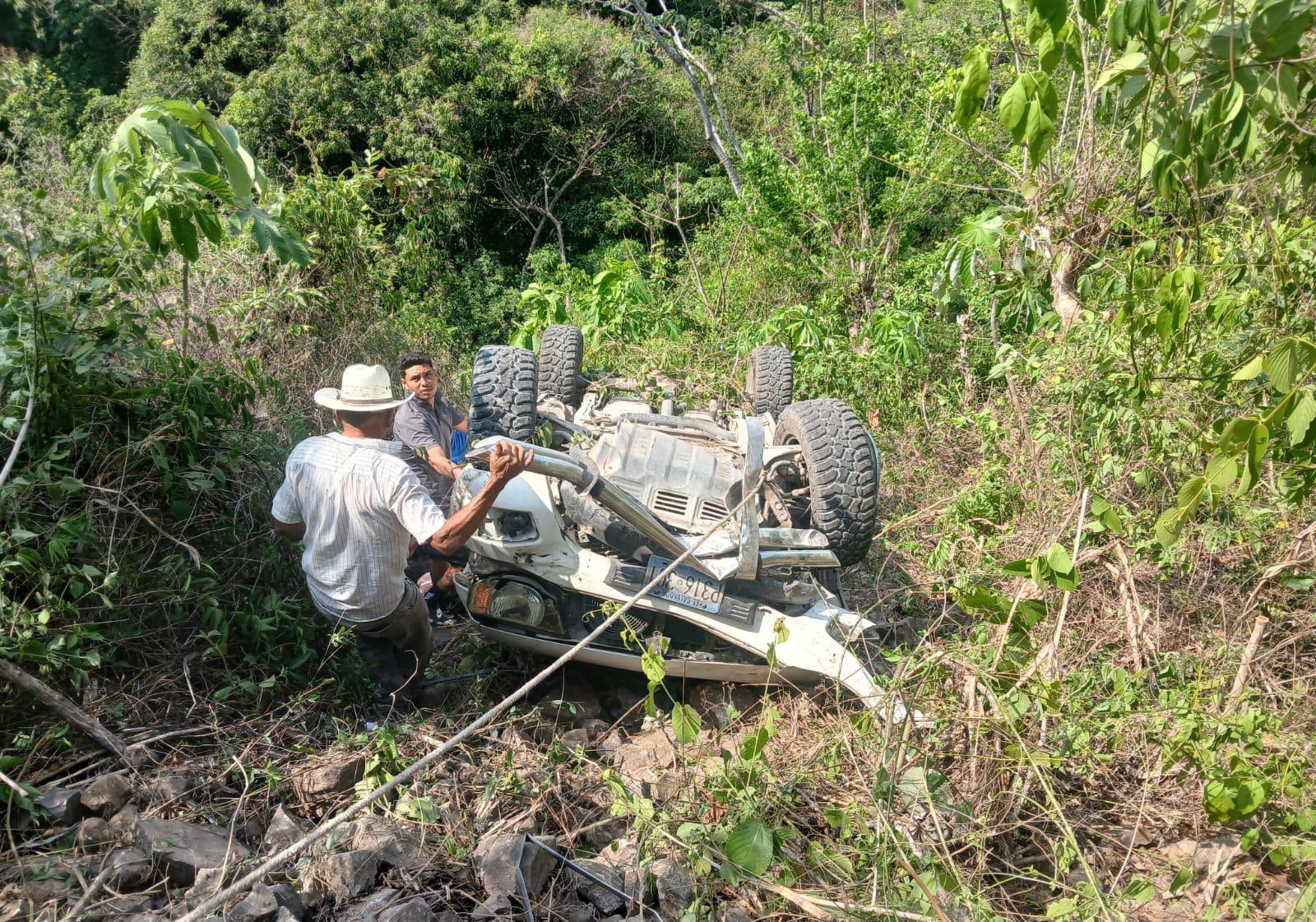 Rescatan a dos personas tras caída de vehículo a un barranco en Chalatenango Sur