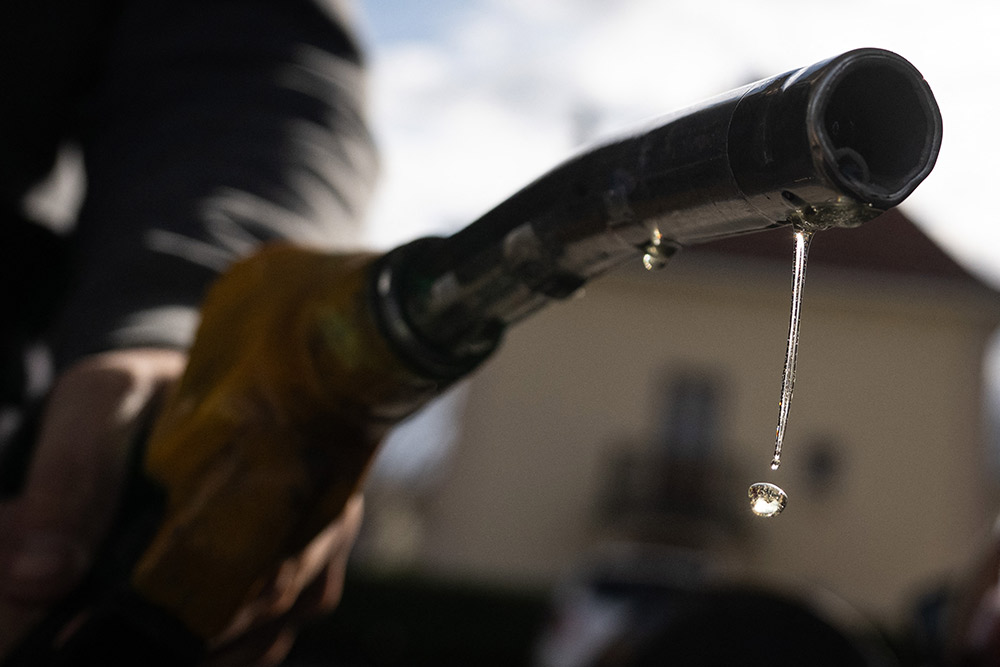 Barril de petróleo WTI se desploma casi un 18 %