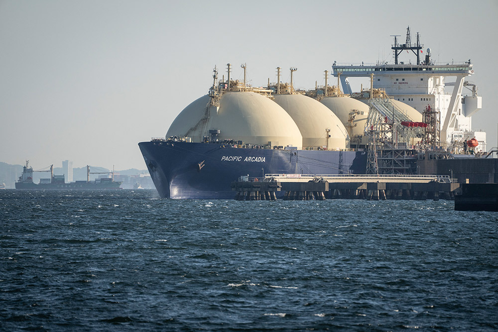 Restricciones en Ormuz mantienen al alza los precios del petróleo