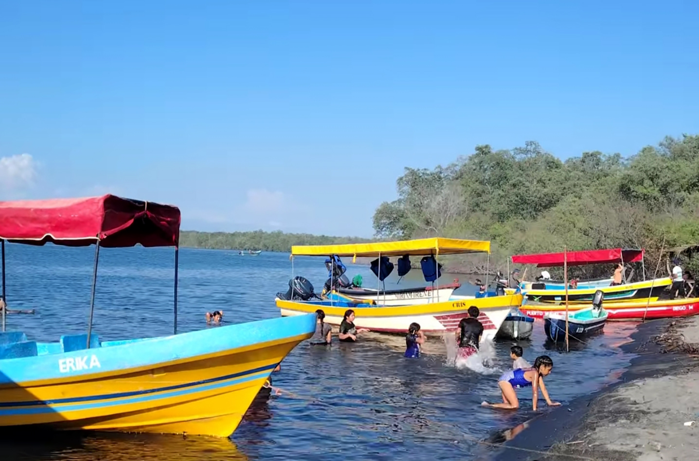 Aumenta el turismo en playa Los Negros en Tecoluca, San Vicente