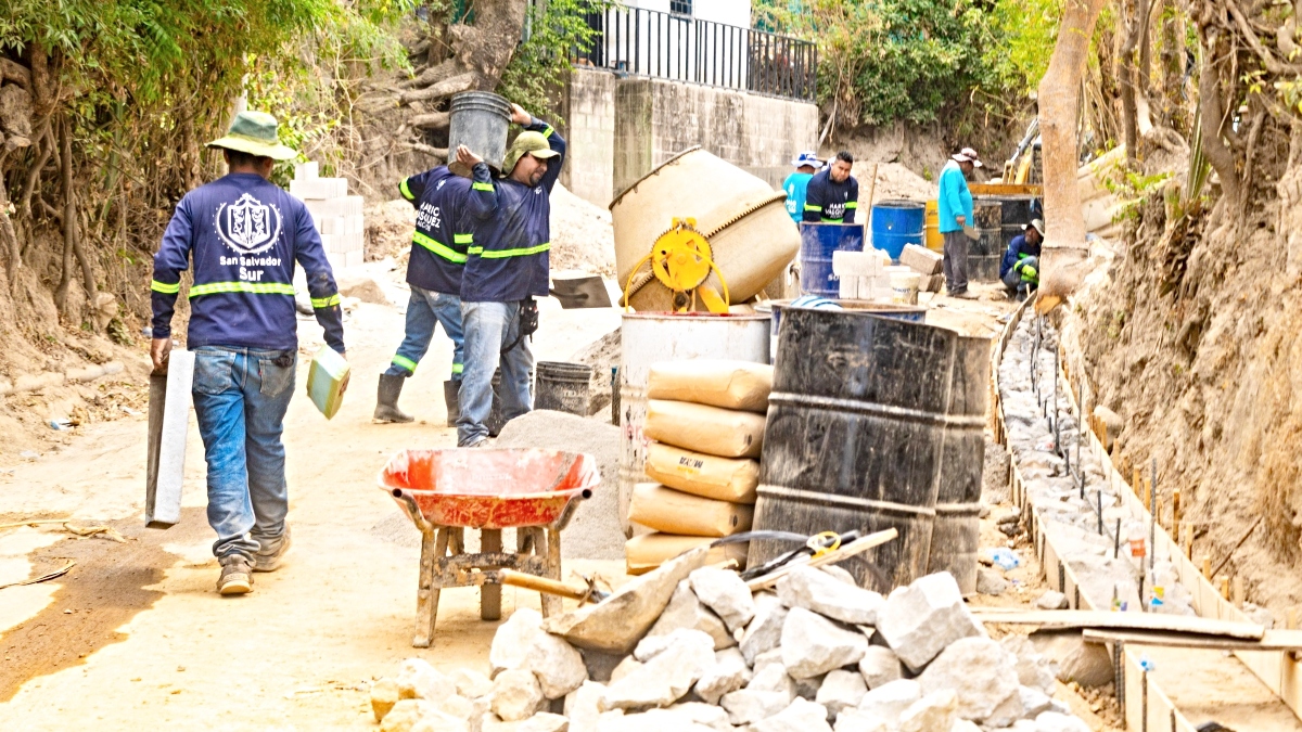 Mejoran las calles en San Salvador Sur