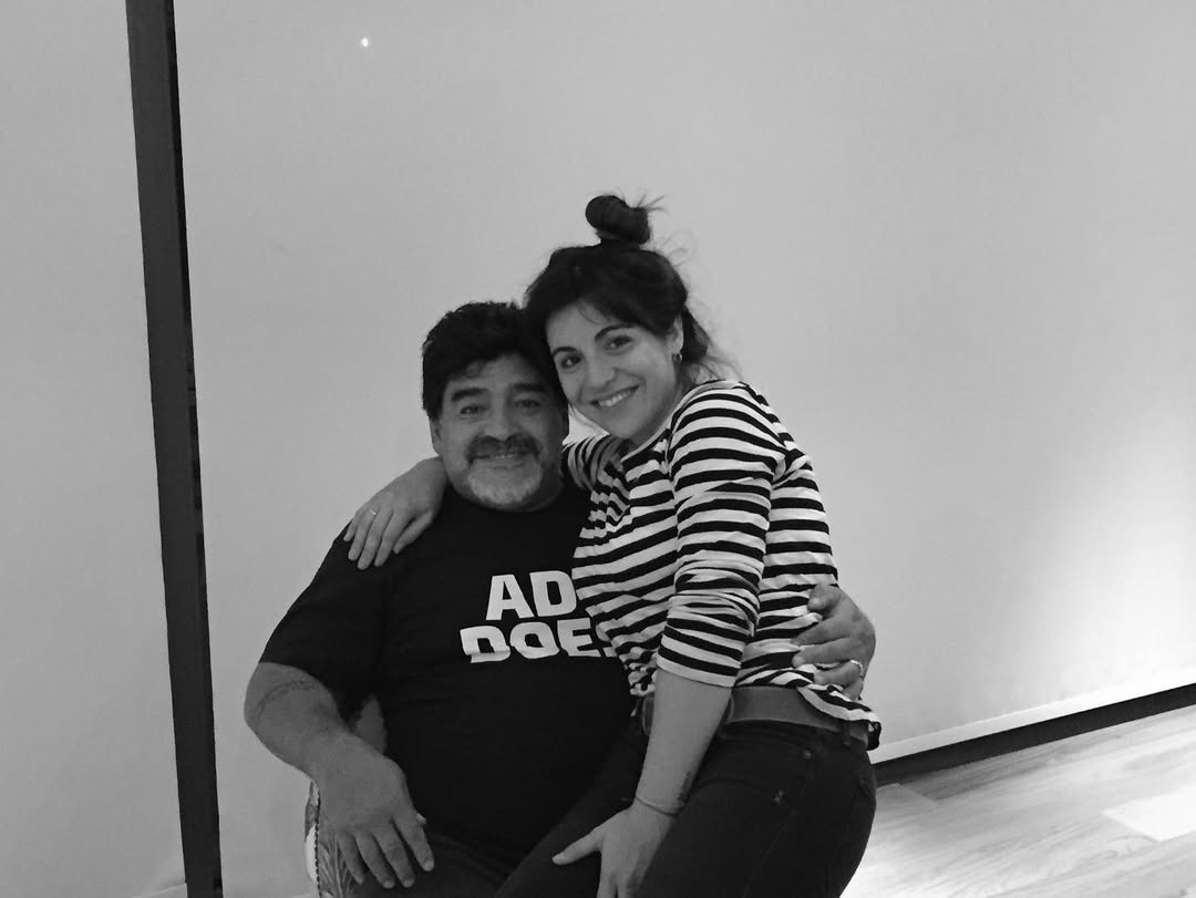 Hija de Diego Maradona apunta contra el neurocirujano, la psiquiatra y el psicólogo que trataron a su padre