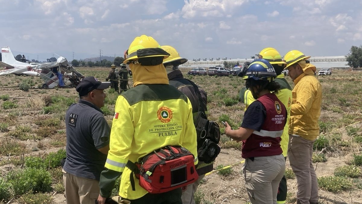 Al menos tres personas mueren al caer avioneta en centro de México