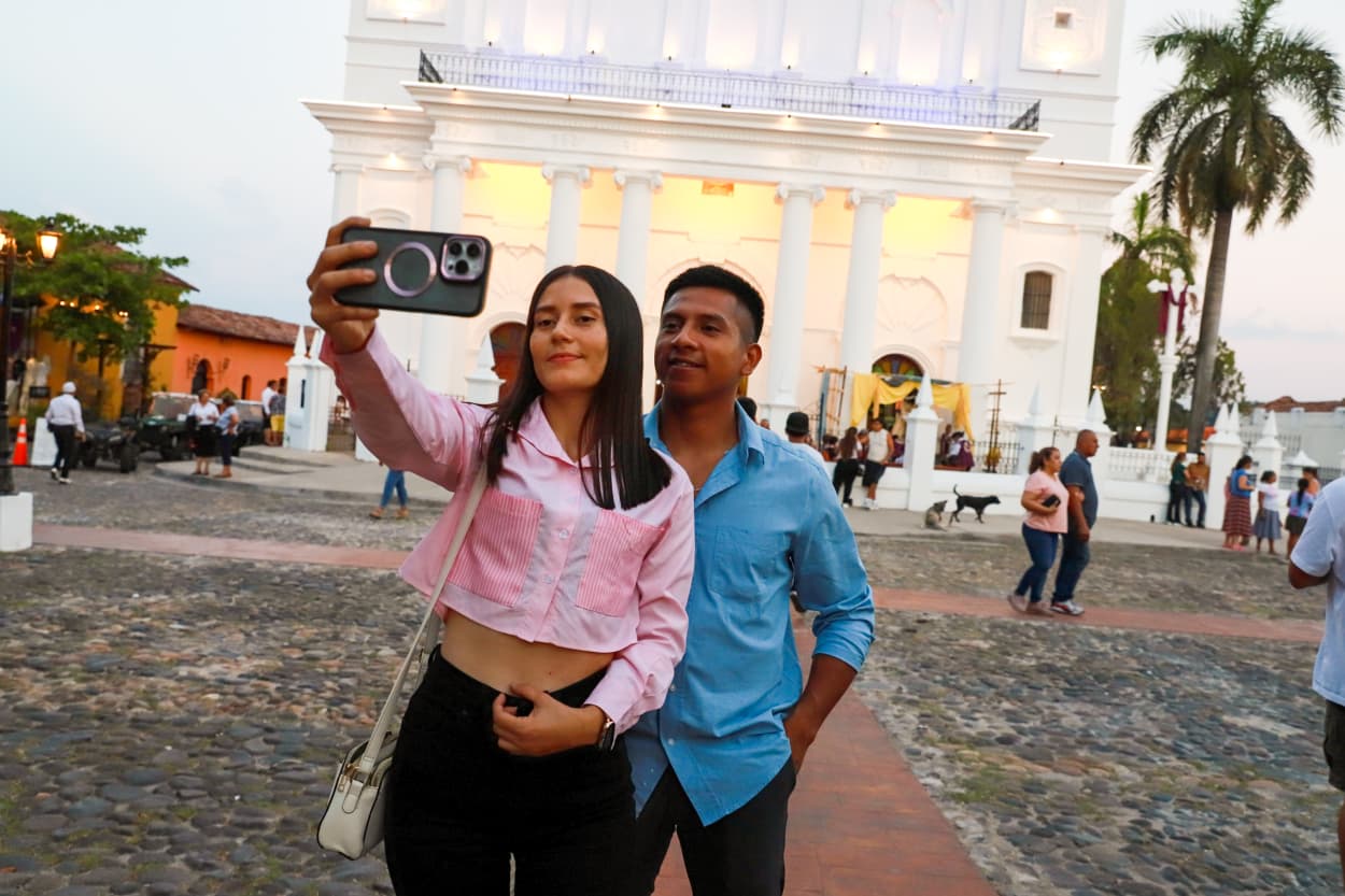 Entre saxofón y cello, turistas disfrutan Suchitoto y Apaneca