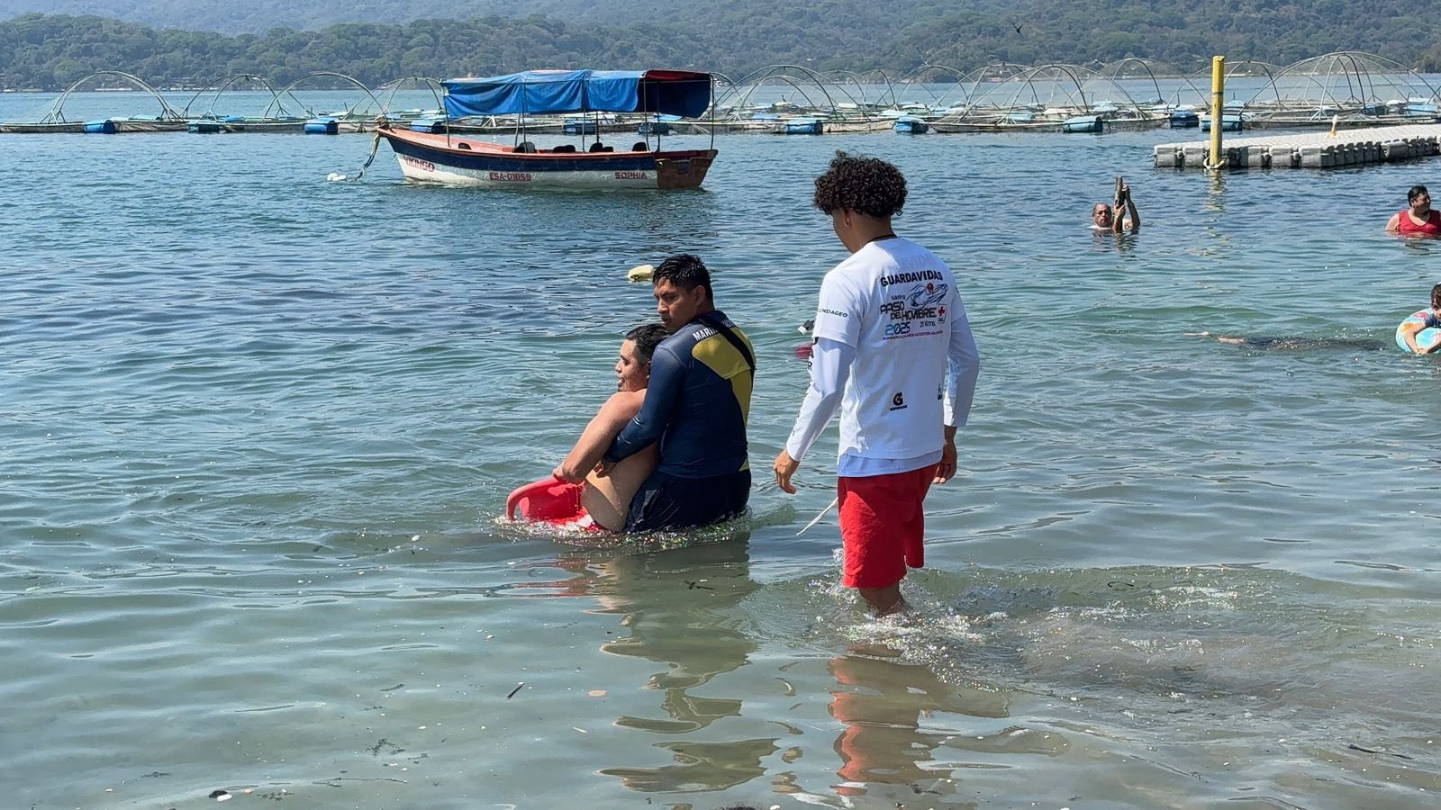 Rescata a hombre en peligro de ahogarse en el Lago de Ilopango