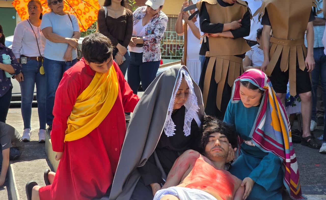 Jóvenes dramatizaron la Pasión de Jesucristo en San Miguel