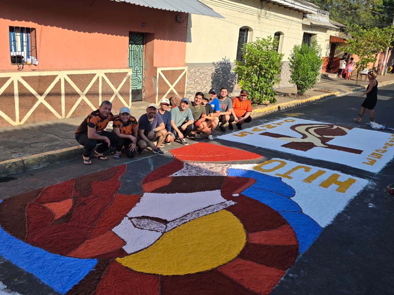 La familia Lovo tiene 43 años creando alfombras en Viernes Santo