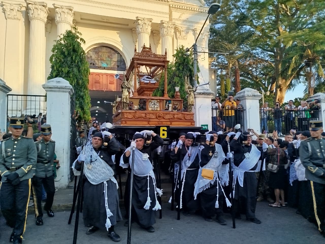 Miles de fieles acompañan el Santo Entierro en Sonsonate