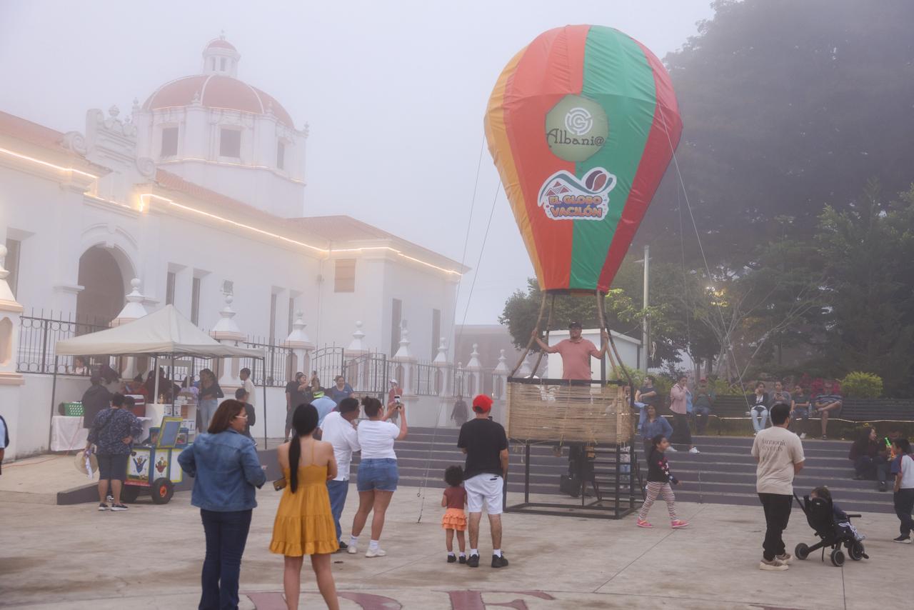 Familias disfrutan de un ambiente fresco y festivo en Apaneca