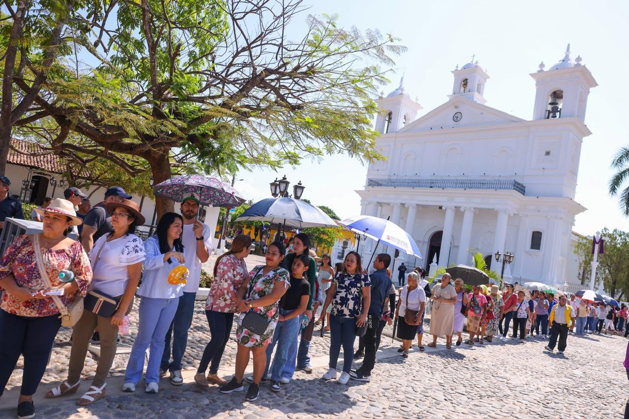 Salvadoreños asistieron a procesiones en espacios renovados por la DOM