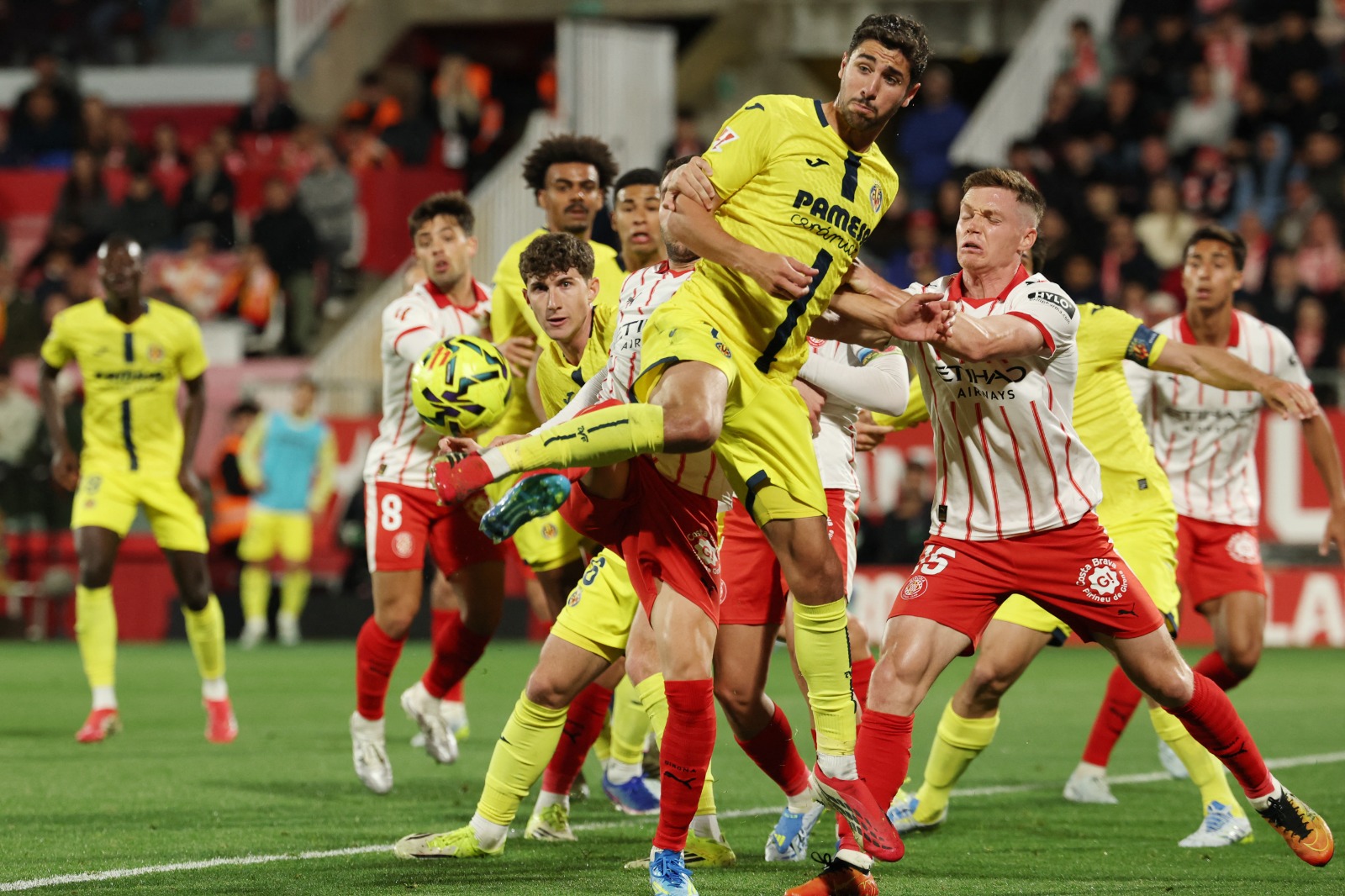 El Villarreal cae en Girona y sigue con el Atlético cerca