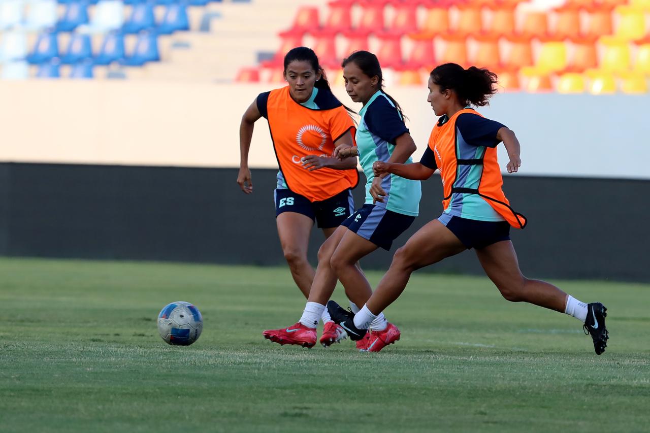 La Azul femenina a tono sobre el césped del Mágico González