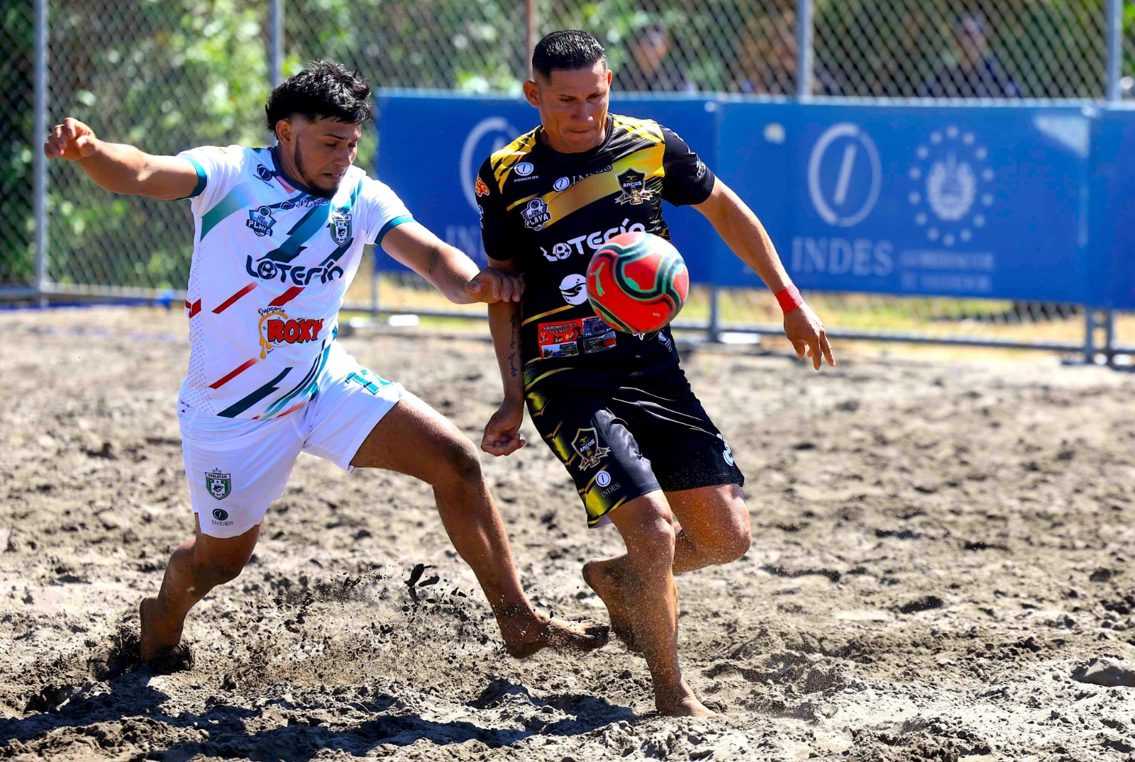 La «U» no cuaja en la arena del fútbol playa