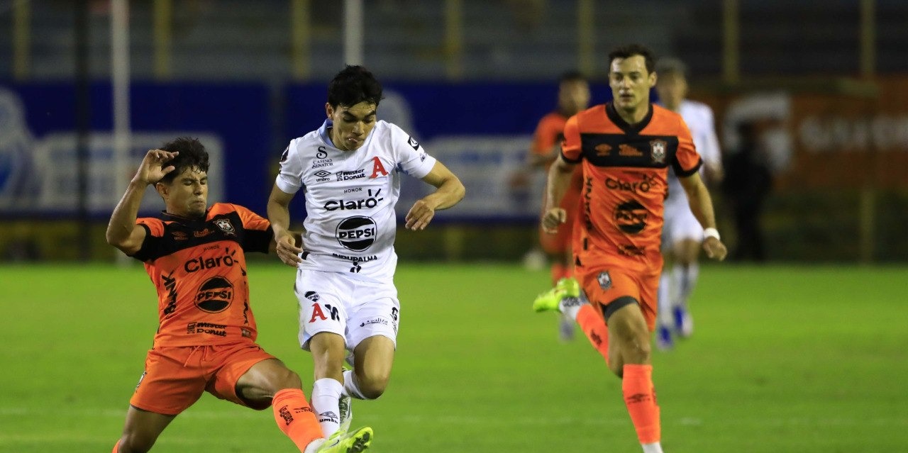 «Estamos listos para jugarnos la vida contra Alianza», Tomás Granitto, volante de Águila