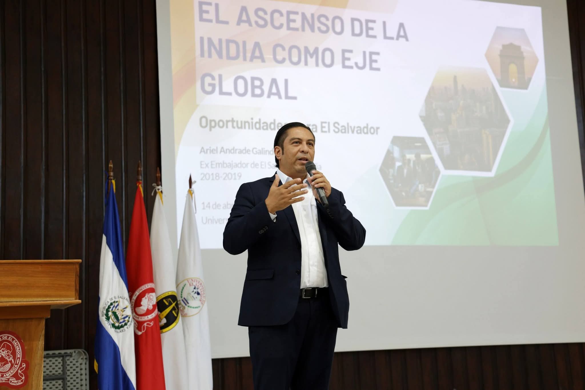 Estudiantes de la UES aprenden sobre el ascenso de la República de la India