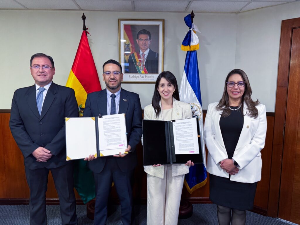 El Salvador y Bolivia establecen ruta para acuerdo en materia de aviación civil