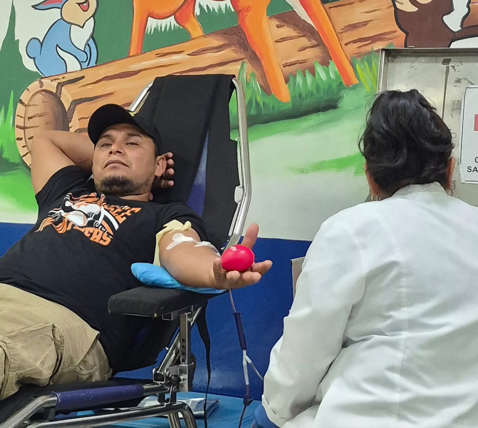 La CRS recibe donación de sangre de iglesia bautista