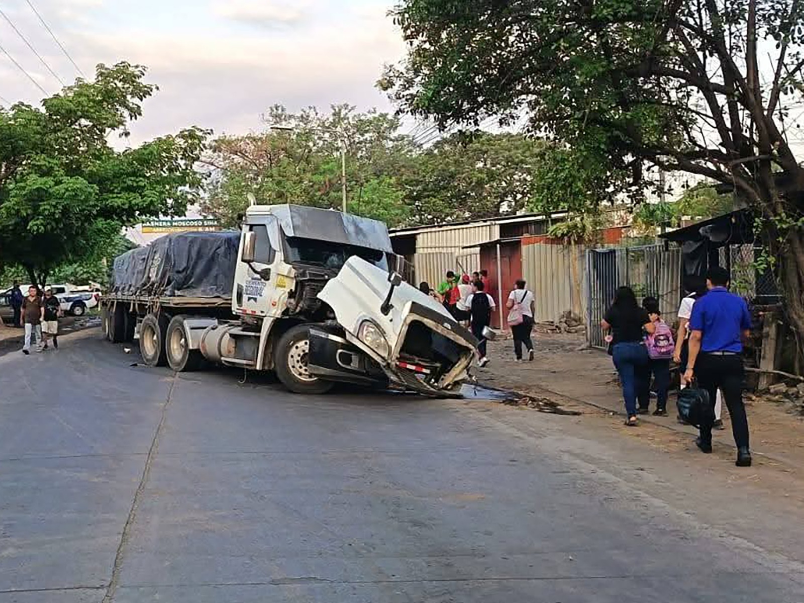 Accidente de tránsito causa bloqueo en San Miguel
