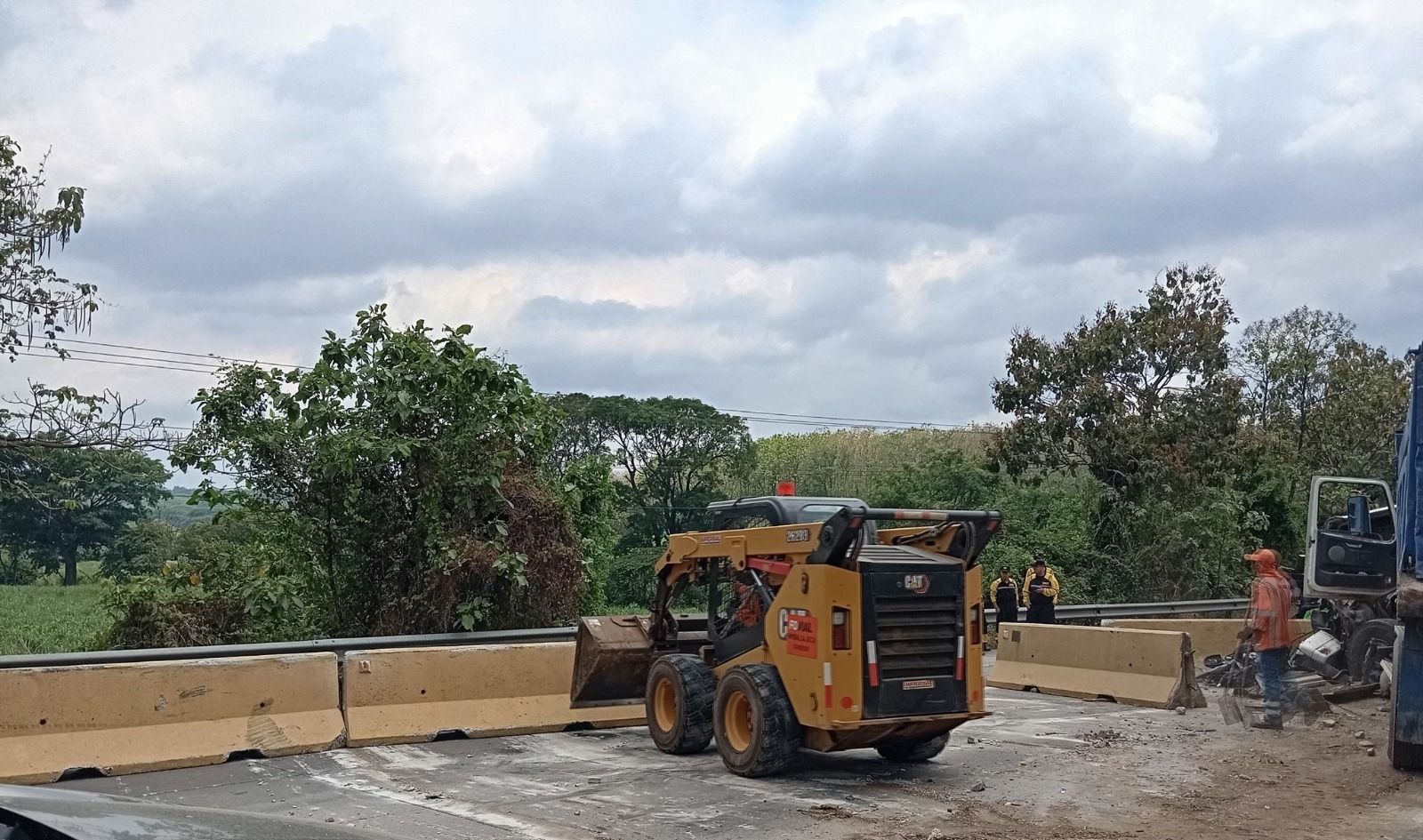 Tres lesionados en múltiple y aparatoso accidente en carretera a Acajutla