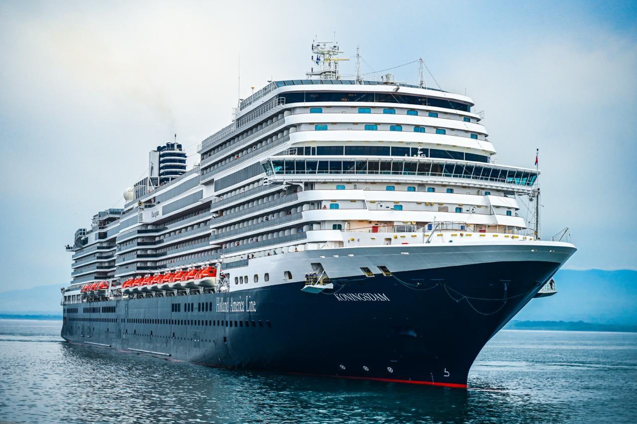 Crucero Koningsdam llega al puerto de Acajutla con más de 2,800 personas a bordo