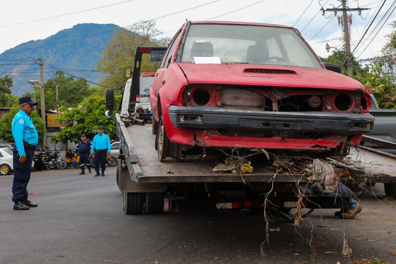 Retiran más de 400 vehículos abandonados en San Salvador Centro