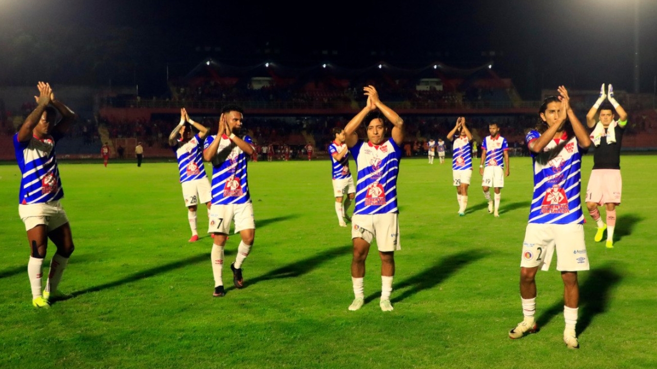 «Estar arriba, en lo más alto, nos pone contentos a todos. Pero aún falta», Adrián Sánchez, DT de FAS