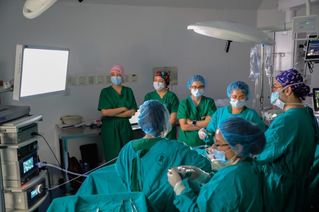 Ginecólogos de EE. UU. capacitan a médicos salvadoreños
