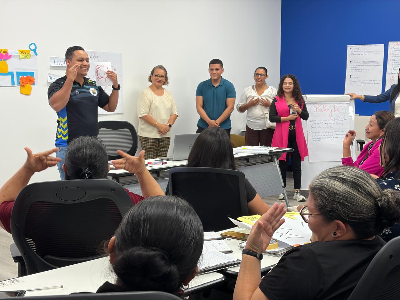 Docentes reciben formación para atender a niñez sorda