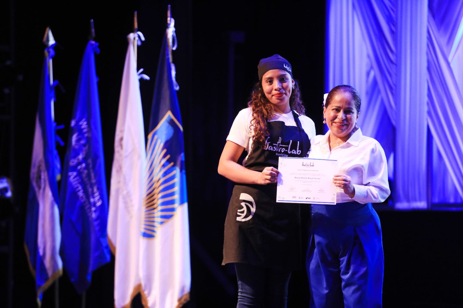 Más de 400 jóvenes salvadoreños se gradúan de Gastro-Lab Surf City