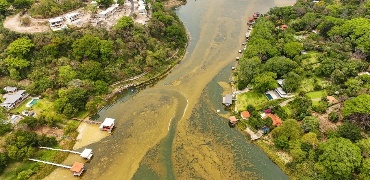 Medio Ambiente informa sobre proliferación de cianobacterias en el lago de Coatepeque