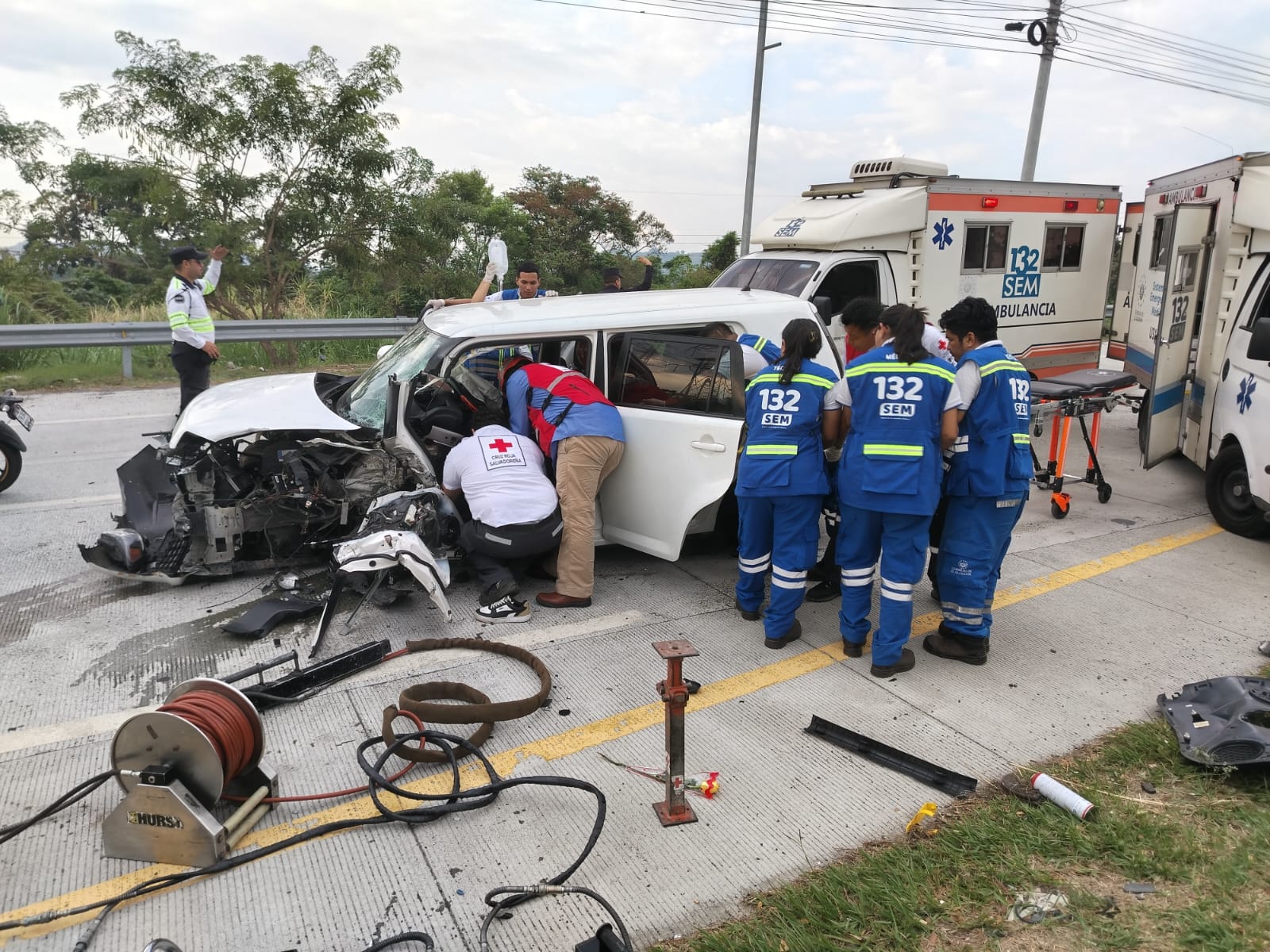 La Cruz Roja rescata a conductor atrapado en su vehículo tras accidente en bulevar Constitución
