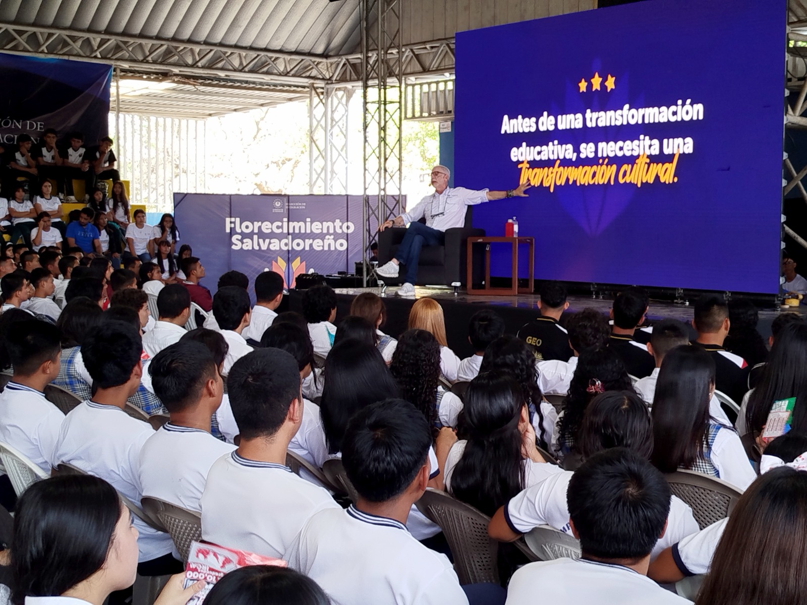 Motivan a futuros bachilleres para seguir estudiando en Ahuachapán