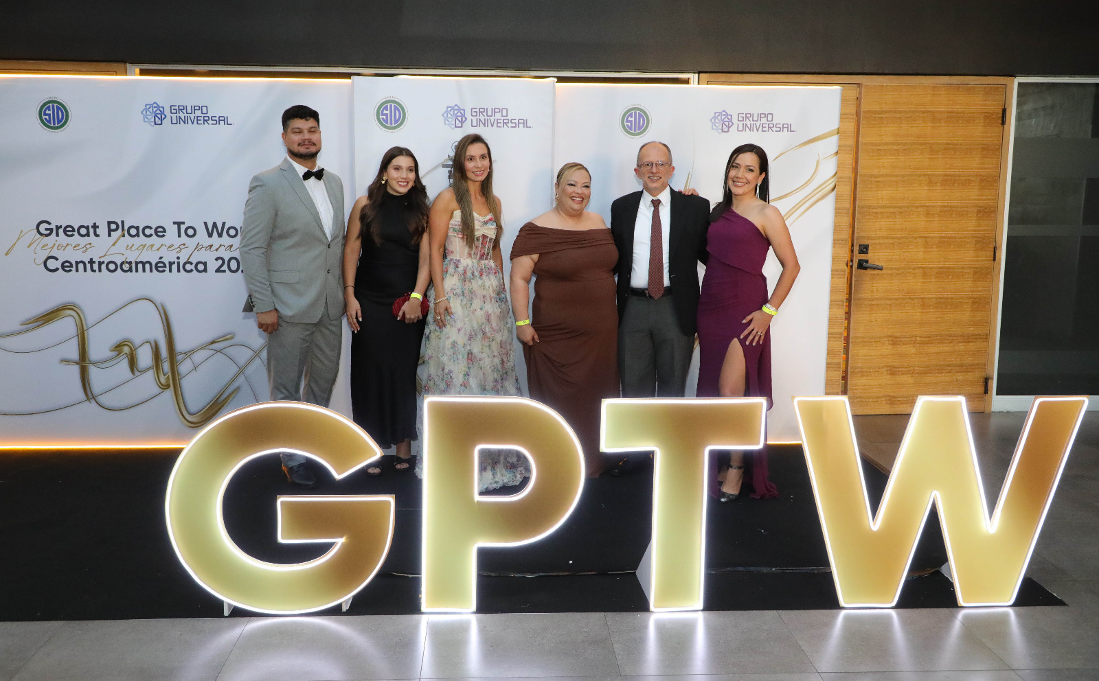 Empresas salvadoreñas destacan entre los mejores lugares para trabajar