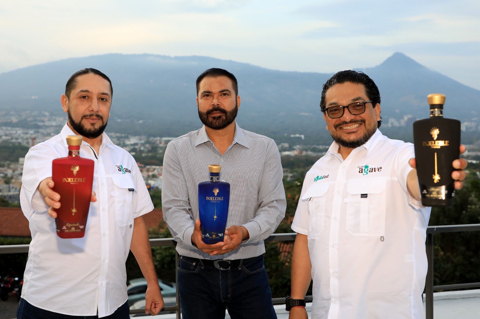 Tequila y mezcal de artesanos mexicanos toca a la puerta del mercado salvadoreño
