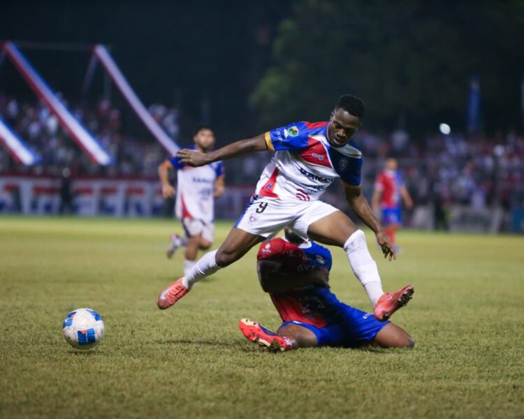 Firpo y FAS divbidieron honores 1-1 esta noche en la Caldera del Diablo. Fotos/ Steve Ulloa
