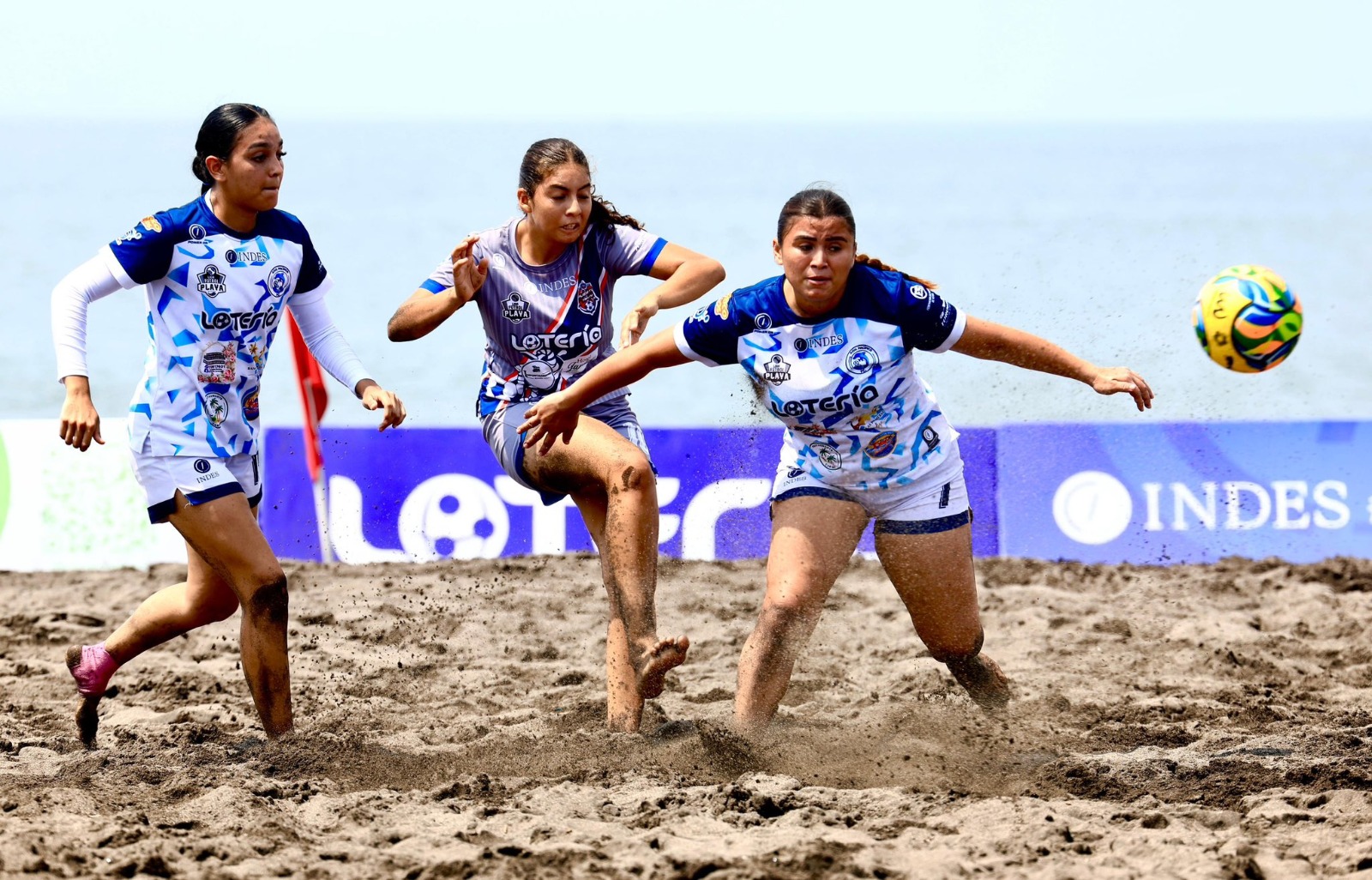 El pacífico se pintó de azul en la arena de la playa  Chiquirín