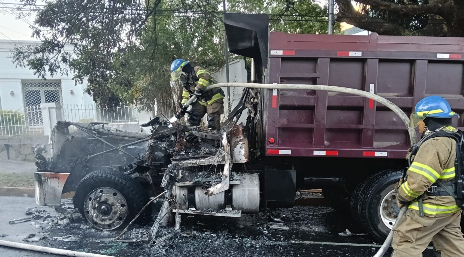 Bomberos sofoca incendio en camión  en San Salvador