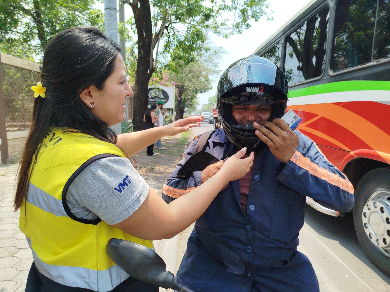 Motociclistas reciben cascos certificados en San Miguel