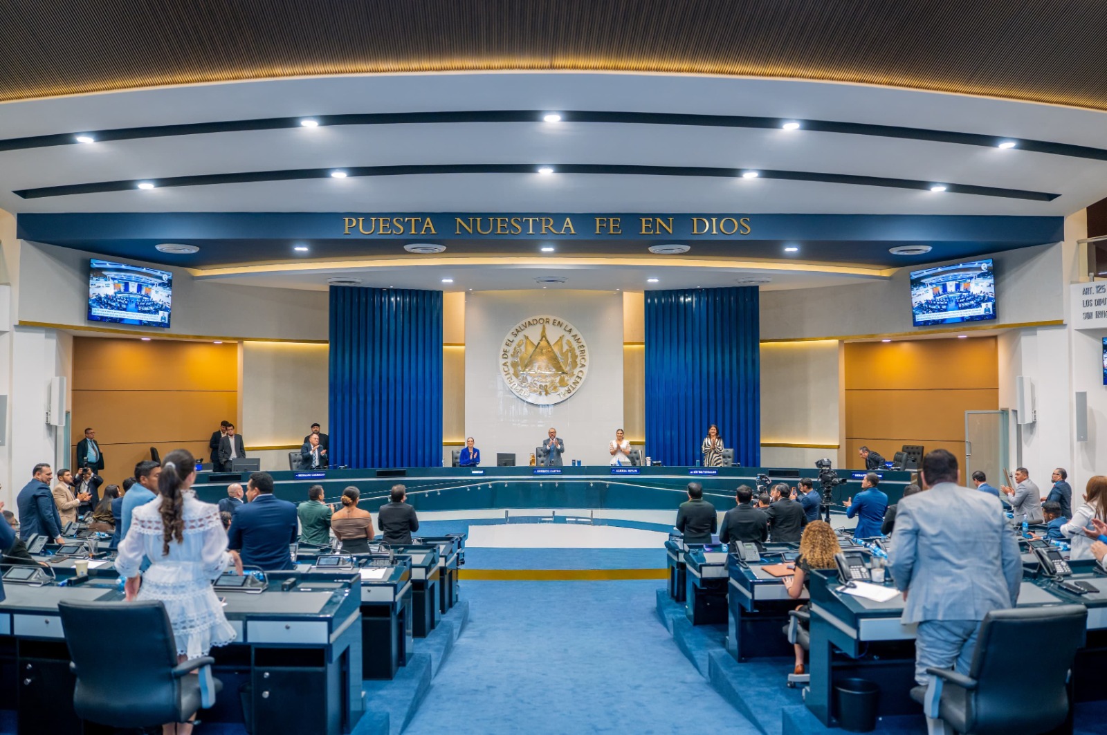 Aprueban reforma que permitirá a salvadoreños en el exterior tener representación en la Asamblea Legislativa