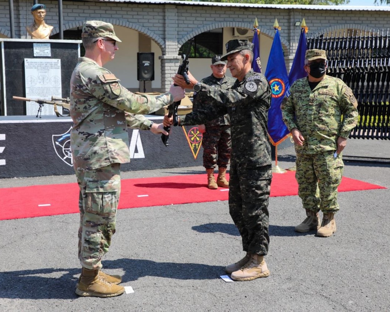 Estados Unidos dona 505 fusiles al Ejército para la seguridad nacional